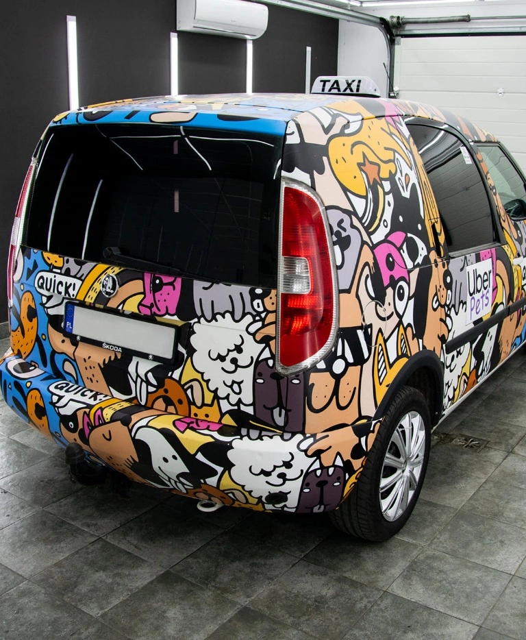 Taksówka pomalowana w komiksowe zwierzęta